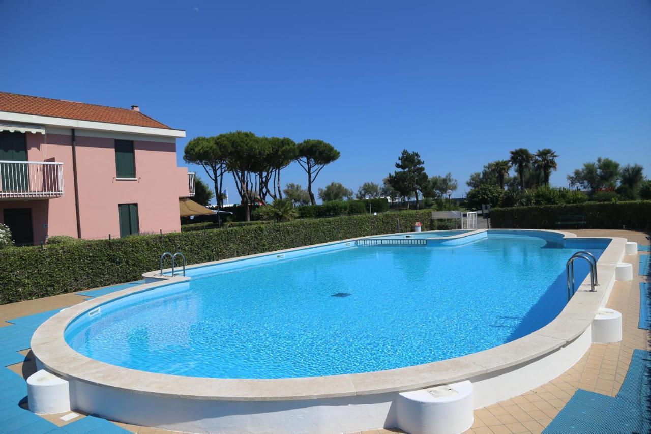 Seaside Terrace & Pool Getaway Apartment Cavallino-Treporti Exterior foto